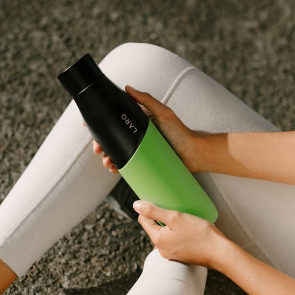 Photo of Larq Bottle PureVis™ - Black / Vert in hands